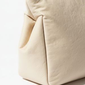 Sac bandoulière unisexe en Tyvek écru, plissé sculpté, avec soufflet et fermeture éclair discrète, finition nickel mat, personnalisable avec logo, idéal pour le commerce. - Product Image 5