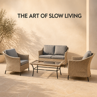 Ensemble de salon d'extérieur en rotin moderne haut de gamme avec canapé modulaire, table basse en verre et fauteuils assortis pour patio de villa