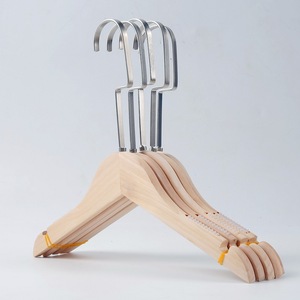 Cintre à Double étage en bois frêne blanc au design de mode avec pistolet, accessoires noirs pour garde-robe de magasin de vêtements, LOGO personnalisé - Product Image 3