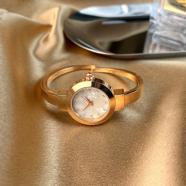 New Hot Selling Mother of Pearl Dial Glass Window Zinc Alloy Case Band Quartz Movement Fashion Design Women's Gold Bangle Watch