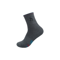 Chaussettes de sport tricotées avec logo personnalisé pour femmes, élégantes, de couleur rouge, longueur de l'équipage, design excellent pour une utilisation toute l'année en hiver