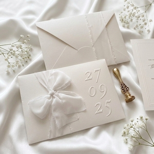 Carte d'invitation de <span class=keywords><strong>mariage</strong></span> de luxe <span class=keywords><strong>en</strong></span> papier de coton texturé blanc avec monogramme <span class=keywords><strong>en</strong></span> relief, manchon <span class=keywords><strong>en</strong></span> mousseline avec nœud, double bordure, impression personnalisée - Product Image 3