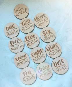 Panneau en bois rond personnalisé Hello world signe de naissance en bois 12 cartes de jalon de vacances en bouleau gravées - Product Image 4