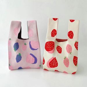 Nouveau sac fourre-tout de créateur, mini pochette de poignet, sac à main tricoté mignon motif fraise pour filles - Product Image 3