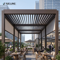Pergola en aluminium sur mesure B2B avec toit à lames orientables pour entrepreneurs et constructeurs, lames réglables pour cour