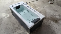Fourniture directe d'usine Baignoire à remous d'hydromassage bon marché Bain à remous intérieur de luxe Spa 1 personne Baignoire plongeante froide