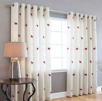 Voilage floral. Adoucit la lumière, garde les espaces aérés. Parfait pour les chambres et les salons