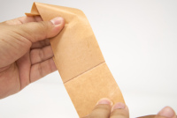 Ruban adhésif en papier kraft gommé à haute viscosité et bonne adhérence pour la fermeture des cartons