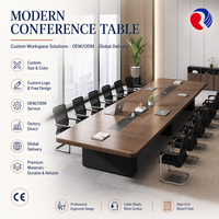 Table de conférence d'entreprise avec plateau long à bords arrondis et armoires de rangement intégrées