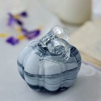 Citrouille en verre soufflé à la main bleu fumé, écologique, unique, artisanale, mascotte musicale, centre de table d'automne pour la décoration intérieure