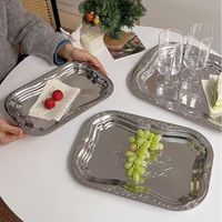 Moderne retro roestvrijstalen dinerborden, rechtstreeks van de fabriek, voor kantines en restaurants, met een gelukkig bloemenontwerp voor fruit- en snackborden.