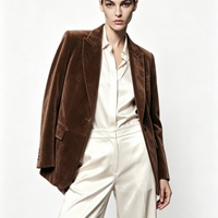 Blazer en daim et peau de mouton personnalisable pour femme, avec grand revers en V, idéal pour les tenues de soirée et sociales