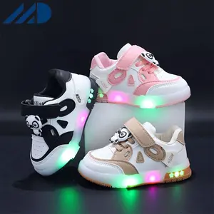 Stock de chaussures décontractées pour enfants top tendance baskets bébé dessin animé chaussures lumineuses pour enfants