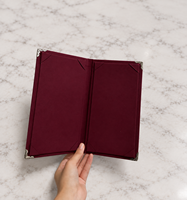 Couverture de menu de luxe en velours avec protection d'angle métallique, logo personnalisé en feuille d'aluminium, dossier de menu pour restaurant et bar