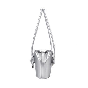Bolso Tote Plateado Metálico Brillante para Mujer con Detalle de Asa de Nudo - Product Image 6