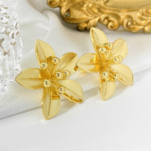 Boucles d'oreilles clous en laiton plaqué or 18 carats sans nickel, motif fleur épanouie exagérée, style bohème, bijoux de luxe pour l'été et les vacances - Product Image 6