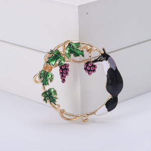 新合金製 油滴るぶどうを盗むキツネ ブローチ ジュエリー レディース 宴会 高級 エレガント ギフト ジュエリー 絶妙なバッグピン - Product Image 1