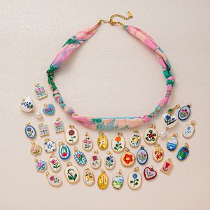 Collar con Colgante de Acero Inoxidable con Diseño Floral Vintage, Esmalte Pintado a Mano con Rosas, Lirios y Tulipanes, para Mujer, Día de San Valentín, Bufanda de Seda - Product Image 1