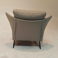 Fauteuil lounge moderne en tissu, velours doux, structure intérieure en fer et pieds en acier au carbone noir.