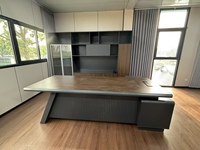 Bureau de direction modulaire haut de gamme, écologique, design moderne incurvé, poste de travail présidentiel avec bibliothèque rétroéclairée
