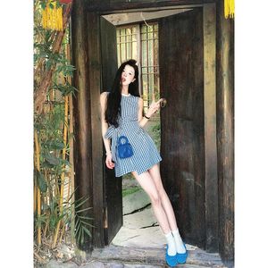 Vestido midi vintage azul a cuadros sin tirantes con hombros descubiertos, corte en A, cintura ajustada, transpirable, para uso diario, con dobladillo cruzado. - Product Image 2