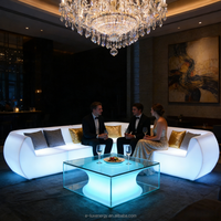 Banc incurvé lumineux, mobilier en plastique, table de bar et ensembles de canapés éclairés par LED pour événements extérieurs, chaise de café LED