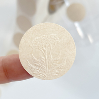 Rouleau d'étiquette en papier texturé avec logo en relief rond personnalisé