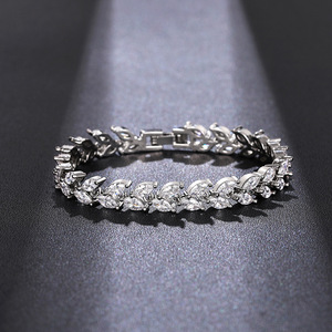 Bracciale da donna di alta gamma per il commuting, a forma di foglia marquise, gioiello da polso punk esagerato e di personalità. - Product Image 4