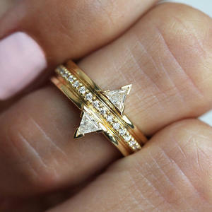 Anillo de compromiso de oro macizo de 18 quilates con diamantes naturales de corte triangular para mujer T0621 - Product Image 2