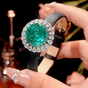 Ensemble de bijoux tendance en cuivre écologique avec zircon vert 16-10 mm, comprenant un pendentif, des boucles d'oreilles, une bague et un bracelet, 4 pièces pour un usage quotidien - Product Image 5