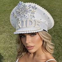 Chapeau de Capitaine à Motif à Carreaux Décontracté Blanc Personnalisé avec Paillettes, Perles et Strass, MOQ 3, pour Vente en Gros, Idéal pour le Burning Man, Mariages et Fêtes de Luxe