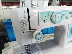 Macchina <span class=keywords><strong>da</strong></span> Cucire Domestica Portatile Multifunzione ad Alta Velocità con 20 Punti e Motore Integrato per Uso Domestico - Product Image 4