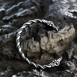 Pulsera nórdica vikinga de acero inoxidable con diseño de cuervo en forma de C, regalo de joyería para hombre - Product Image 4