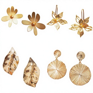 Pendientes de Cobre para Mujer, Estilo Retro Francés, con Diseño Floral Hueco Euroamericano, de Lujo Ligero y Alta Gama - Product Image 1