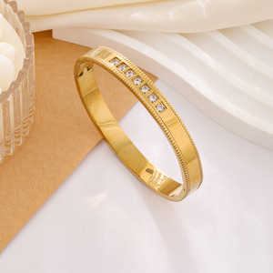 Bracelet jonc en acier inoxydable plaqué or 18 carats avec zircone cubique, design inspiré, motif carré ajouré, bijoux pour femme - Product Image 3