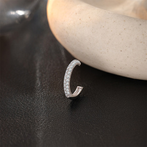 Pendiente de clip clásico redondo de plata de ley S925 con micro pavé de moissanita, sin perforación, para mujer - Product Image 2