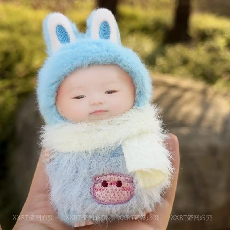 Conjunto de dos piezas: bufanda y gorro de cerdito azul.