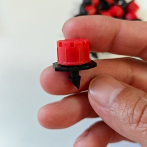 Gocciolatore a Compensazione di Pressione con Piccolo Cappuccio Rosso - Product Image 2