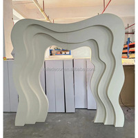 JINDA Panneau mural de fond en acrylique personnalisé, ensemble combiné de socle et arche pour gâteau de mariage à effet ondulé, pour événements de mariage et fournitures de fête