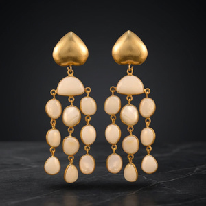 Boucles d'oreilles chandelier ethniques en laiton plaqué or, faites à la main, avec pierres précieuses et perles - Product Image 3
