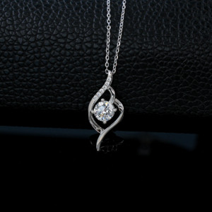 Collier classique en argent 925 avec pendentif cœur torsadé et diamant de laboratoire, solitaire taille ronde avec accents pavés - Product Image 3