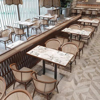Ensemble de table et de chaises en bois massif personnalisé pour les stands de restaurants à thème. Mobilier de restaurant. Meubles de maison.