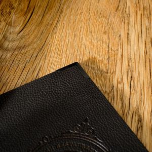 Couverture de menu en cuir noir de haute qualité, logo personnalisé, menus de restaurant avec fixation par vis, classeur de menu pour restaurants - Product Image 5