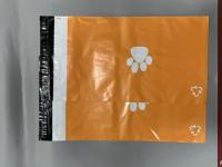Sacs d'expédition en polyéthylène orange imprimés sur mesure avec bande adhésive auto-adhésive pour l'expédition de vêtements en e-commerce et l'emballage de détail