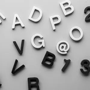 चुंबकीय पत्र वर्णमाला खिलौने फ्रिज मैग्नेट छड़ी काले सफेद एबीसी वर्णमाला सीखने वर्तनी अपरकेस खिलौना बच्चों के लिए