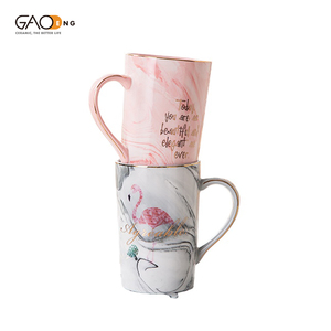 Vente en gros Mug en céramique personnalisé Coffret cadeau Mugs pour couples 400ml Mug flamant rose au design en marbre avec couvercle et cuillère - Product Image 6