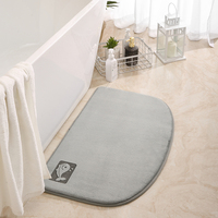 Tapis de bain semi-circulaire en velours corail de couleur unie, antidérapant, pour animaux de compagnie, rembourré, résistant aux taches, avec envers épais en PVC, moderne