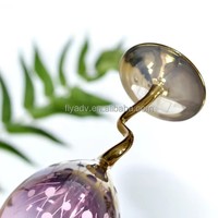 Ensemble de verrerie en verre épais avec base torsadée dorée, verres à vin, verres à boire, gobelets pour la dégustation et les mariages