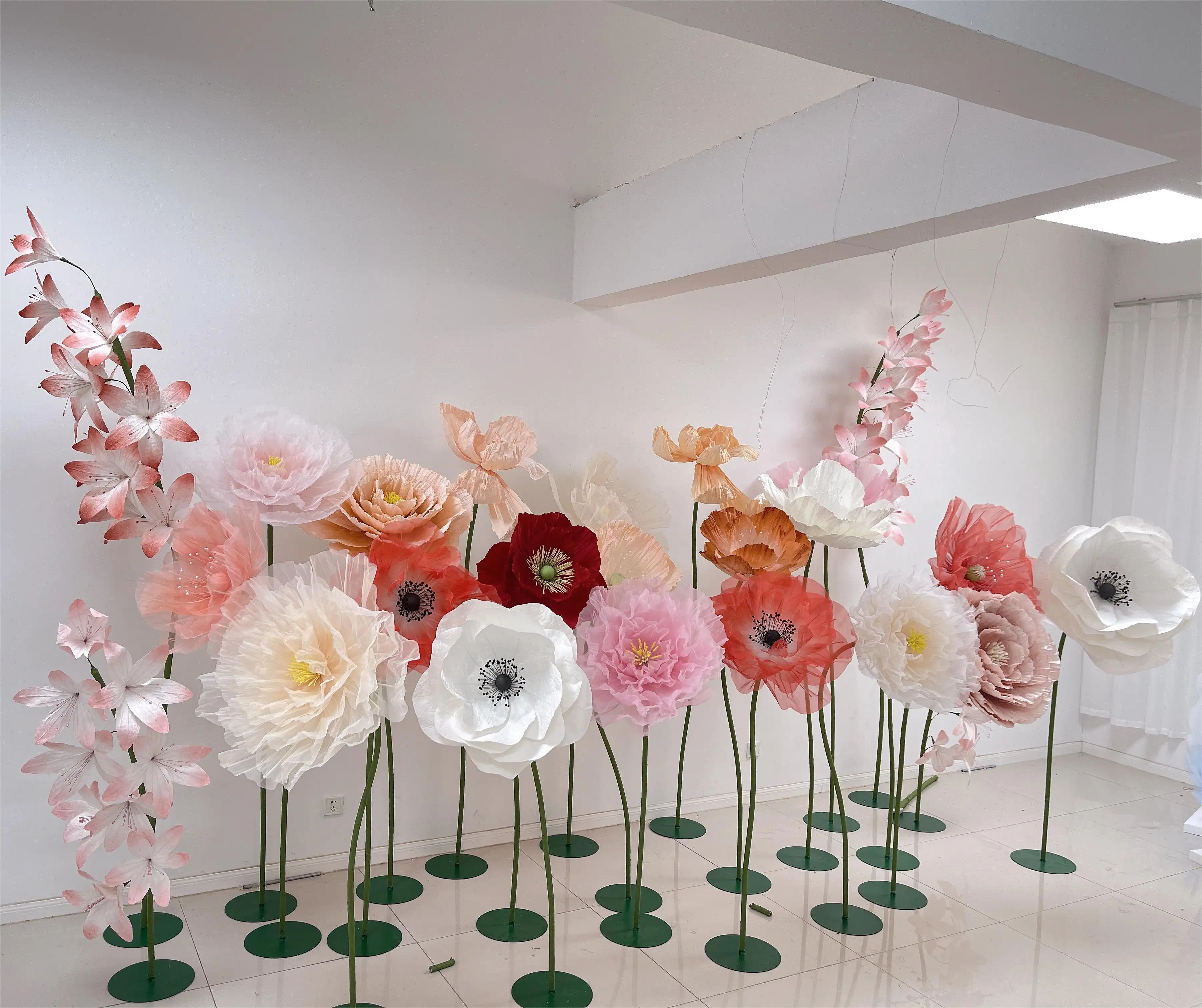 Individuelle Farbe große Seidenblumen künstliche riesige Blumen mit Stiel für Hochzeit Bankett Bühnendesign Fenster-Vorführungs-Deko