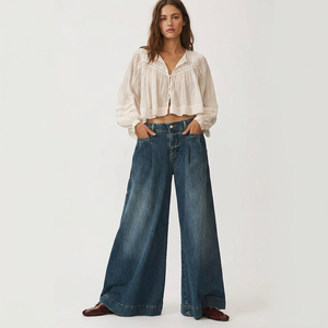 Jeans pour femmes personnalisés, écologiques, coupe droite, taille basse, bleu clair uni, décontractés, avec effet délavé et ceinture boutonnée - Product Image 1